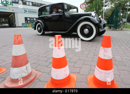 Berlin, Deutschland. 24. Mai 2014. Ein historische Mercedes wird während der 8. DEKRA Oldtimer-Treffen in Berlin, Deutschland, 24. Mai 2014 angetrieben. Zahlreiche Autos kämpften um Pokale in acht Kategorien. Foto: Stephanie Pilick/Dpa/Alamy Live News Stockfoto