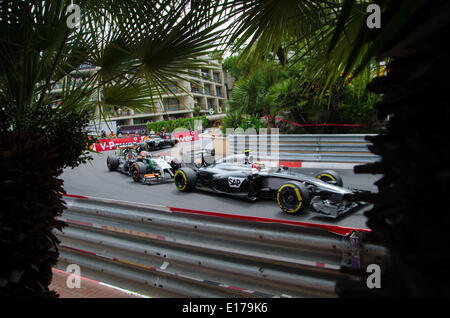 Monte Carlo, Monaco. 25. Mai 2014. Kevin Magnussen (DEN), McLaren F1-Team und Nico Hulkenbrg (GER), Force India F1 Team in Aktion bei der Formel 1 Grand Prix von Monaco, Monte Carlo. Bildnachweis: Kevin Bennett/Alamy Live-Nachrichten Stockfoto