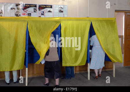 Ivano-Frankivsk, Ukraine. 25. Mai 2014. Menschen stimmen im Wahllokal nr. 260916 in Ivano-Frankivsk, Ukraine, 25. Mai 2014. Foto: Hermann Woestmann/Dpa/Alamy Live News Stockfoto