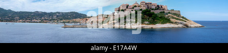 Panorama der alten Calvi Stadtansicht aus dem Meer Stockfoto