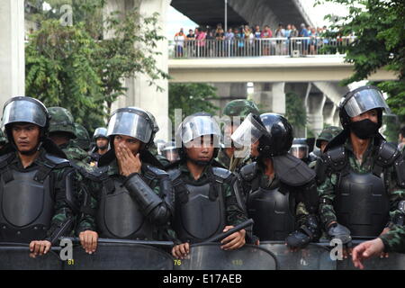 Bangkok, Thailand. 24. Mai 2014. Riot Polizisten halten Wache in der Nähe von anti-Putsch Demonstranten am zweiten Tag nach Thailands Generäle einen Staatsstreich angekündigt. Demonstranten trotzten ein Verbot von öffentlichen Versammlung von der herrschenden militärischen, gegen den Staatsstreich zu marschieren. Die thailändische Hauptstadt hat mehrere Anti-Putsch-Rallyes gesehen, da das Militär Kontrolle am 22. Mai beschlagnahmt. Bildnachweis: John Vincent/Alamy Live-Nachrichten Stockfoto