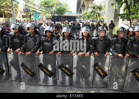 Bangkok, Thailand. 24. Mai 2014. Riot Polizisten halten Wache in der Nähe von anti-Putsch Demonstranten am zweiten Tag nach Thailands Generäle einen Staatsstreich angekündigt. Demonstranten trotzten ein Verbot von öffentlichen Versammlung von der herrschenden militärischen, gegen den Staatsstreich zu marschieren. Die thailändische Hauptstadt hat mehrere Anti-Putsch-Rallyes gesehen, da das Militär Kontrolle am 22. Mai beschlagnahmt. Bildnachweis: John Vincent/Alamy Live-Nachrichten Stockfoto