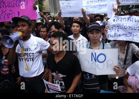 Bangkok, Thailand. 24. Mai 2014. Demonstrant hält ein Schild während einer Anti-Putsch-Protest am zweiten Tag nach Thailands Generäle einen Staatsstreich angekündigt. Demonstranten trotzten ein Verbot von öffentlichen Versammlung von der herrschenden militärischen, gegen den Staatsstreich zu marschieren. Die thailändische Hauptstadt hat mehrere Anti-Putsch-Rallyes gesehen, da das Militär Kontrolle am 22. Mai beschlagnahmt. Bildnachweis: John Vincent/Alamy Live-Nachrichten Stockfoto