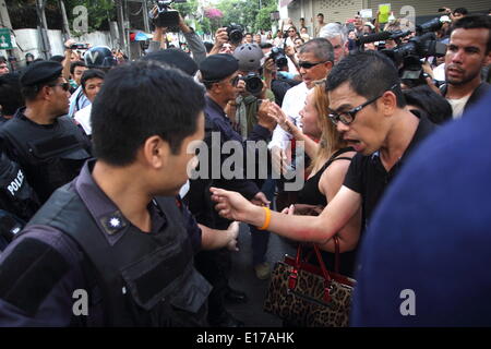 Bangkok, Thailand. 24. Mai 2014. Anti-Putsch Demonstranten entlüften Sie ihre Wut über die thailändischen Soldaten während einer Anti-Putsch-Protest am zweiten Tag nach Thailands Generäle einen Staatsstreich angekündigt. Demonstranten trotzten ein Verbot von öffentlichen Versammlung von der herrschenden militärischen, gegen den Staatsstreich zu marschieren. Die thailändische Hauptstadt hat mehrere Anti-Putsch-Rallyes gesehen, da das Militär Kontrolle am 22. Mai beschlagnahmt. Bildnachweis: John Vincent/Alamy Live-Nachrichten Stockfoto