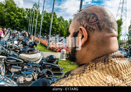 Piemont, Italien. 25. Mai 2014. Letzten Tag des Treffens Harley Davidson und Jeep mit Absicht positiv auf dell'IRCC (Institute of Cancer Research Candiolo) helfen. Heute Morgen die Parade durch die Straßen der Stadt, die in der Mitte, in Piazza Vittorio Veneto enden wird. Biker-Credit: Wirklich einfach Star/Alamy Live-Nachrichten Stockfoto