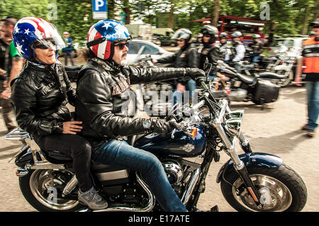 Piemont, Italien. 25. Mai 2014. Letzten Tag des Treffens Harley Davidson und Jeep mit Absicht positiv auf dell'IRCC (Institute of Cancer Research Candiolo) helfen. Heute Morgen die Parade durch die Straßen der Stadt, die in der Mitte, in Piazza Vittorio Veneto enden wird. Bildnachweis: Wirklich einfach Star/Alamy Live-Nachrichten Stockfoto