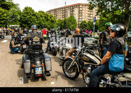 Piemont, Italien. 25. Mai 2014. Letzten Tag des Treffens Harley Davidson und Jeep mit Absicht positiv auf dell'IRCC (Institute of Cancer Research Candiolo) helfen. Heute Morgen die Parade durch die Straßen der Stadt, die in der Mitte, in Piazza Vittorio Veneto enden wird. Bildnachweis: Wirklich einfach Star/Alamy Live-Nachrichten Stockfoto