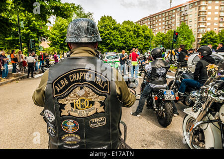 Piemont, Italien. 25. Mai 2014. Letzten Tag des Treffens Harley Davidson und Jeep mit Absicht positiv auf dell'IRCC (Institute of Cancer Research Candiolo) helfen. Heute Morgen die Parade durch die Straßen der Stadt, die in der Mitte, in Piazza Vittorio Veneto enden wird. Bildnachweis: Wirklich einfach Star/Alamy Live-Nachrichten Stockfoto