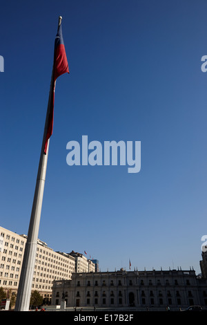 großer bicentenary Flagge und la Moneda Palastes in Bürger im Quadrat Santiago Chile Stockfoto