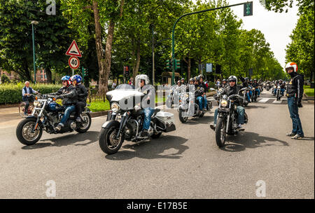 Piemont, Italien. 25. Mai 2014. Letzten Tag des Treffens Harley Davidson und Jeep mit Absicht positiv auf dell'IRCC (Institute of Cancer Research Candiolo) helfen. Heute Morgen die Parade durch die Straßen der Stadt, die in der Mitte, in Piazza Vittorio Veneto enden wird. Bildnachweis: Wirklich einfach Star/Alamy Live-Nachrichten Stockfoto