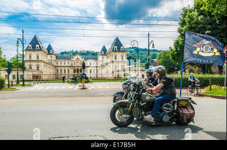 Piemont, Italien. 25. Mai 2014. Letzten Tag des Treffens Harley Davidson und Jeep mit Absicht positiv auf dell'IRCC (Institute of Cancer Research Candiolo) helfen. Heute Morgen die Parade durch die Straßen der Stadt, die in der Mitte, in Piazza Vittorio Veneto enden wird. Bildnachweis: Wirklich einfach Star/Alamy Live-Nachrichten Stockfoto