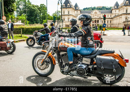 Piemont, Italien. 25. Mai 2014. Letzten Tag des Treffens Harley Davidson und Jeep mit Absicht positiv auf dell'IRCC (Institute of Cancer Research Candiolo) helfen. Heute Morgen die Parade durch die Straßen der Stadt, die in der Mitte, in Piazza Vittorio Veneto enden wird. Bildnachweis: Wirklich einfach Star/Alamy Live-Nachrichten Stockfoto