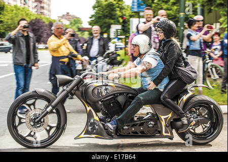 Piemont, Italien. 25. Mai 2014. Letzten Tag des Treffens Harley Davidson und Jeep mit Absicht positiv auf dell'IRCC (Institute of Cancer Research Candiolo) helfen. Heute Morgen die Parade durch die Straßen der Stadt, die in der Mitte, in Piazza Vittorio Veneto enden wird. Bildnachweis: Wirklich einfach Star/Alamy Live-Nachrichten Stockfoto