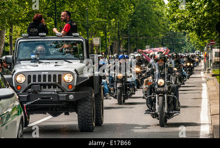 Piemont, Italien. 25. Mai 2014. Letzten Tag des Treffens Harley Davidson und Jeep mit Absicht positiv auf dell'IRCC (Institute of Cancer Research Candiolo) helfen. Heute Morgen die Parade durch die Straßen der Stadt, die in der Mitte, in Piazza Vittorio Veneto enden wird. Bildnachweis: Wirklich einfach Star/Alamy Live-Nachrichten Stockfoto