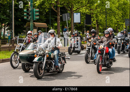 Piemont, Italien. 25. Mai 2014. Letzten Tag des Treffens Harley Davidson und Jeep mit Absicht positiv auf dell'IRCC (Institute of Cancer Research Candiolo) helfen. Heute Morgen die Parade durch die Straßen der Stadt, die in der Mitte, in Piazza Vittorio Veneto enden wird. Bildnachweis: Wirklich einfach Star/Alamy Live-Nachrichten Stockfoto