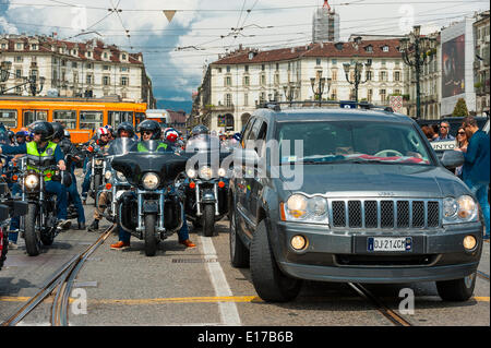 Piemont, Italien. 25. Mai 2014. Letzten Tag des Treffens Harley Davidson und Jeep mit Absicht positiv auf dell'IRCC (Institute of Cancer Research Candiolo) helfen. Heute Morgen die Parade durch die Straßen der Stadt, die in der Mitte, in Piazza Vittorio Veneto enden wird. Bildnachweis: Wirklich einfach Star/Alamy Live-Nachrichten Stockfoto