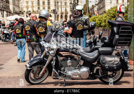 Piemont, Italien. 25. Mai 2014. Letzten Tag des Treffens Harley Davidson und Jeep mit Absicht positiv auf dell'IRCC (Institute of Cancer Research Candiolo) helfen. Heute Morgen die Parade durch die Straßen der Stadt, die in der Mitte, in Piazza Vittorio Veneto enden wird. Bildnachweis: Wirklich einfach Star/Alamy Live-Nachrichten Stockfoto