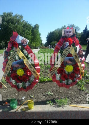 Donezk, Ukraine. 21. Mai 2014. Zwei Kränze gedenken die Menschen getötet in Odessa in Donetsk, Ukraine, 21. Mai 2014. Fast 50 Menschen starben in den Clased in Odessa. Die Bilder zeigen Interims-Präsident Turchynov (R) und Premierminister Jazenjuk mit Einschusslöchern an ihren Stirnen. Foto: Nikolaus von Twickel/Dpa/Alamy Live News Stockfoto