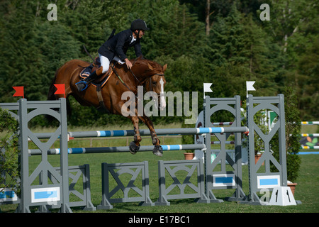 Reiter auf Pferd springen über Hindernis bei einem Reitwettbewerb Stockfoto