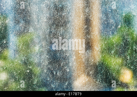 Hintergrund von schmutzigen Fensterscheiben von urban Haus im sonnigen Frühlingstag Stockfoto
