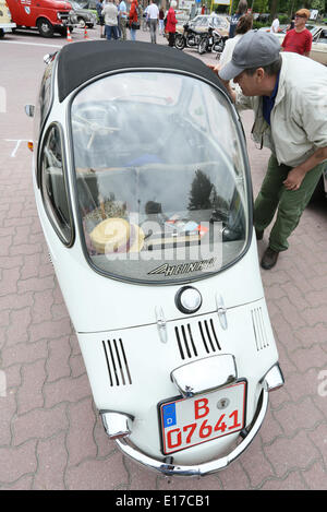 Berlin, Deutschland. 24. Mai 2014. Ein Heinkel-Bubble-Auto von 1958 ist auf dem Display während der 8. DEKRA Oldtimer-Treffen in Berlin, Deutschland, 24. Mai 2014. Zahlreiche Autos kämpften um Pokale in acht Kategorien. Foto: Stephanie Pilick/Dpa/Alamy Live News Stockfoto