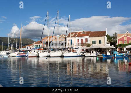 Dorf Fiskardo, Kefalonia. Malerischen Blick auf den Fischerhafen in Fiskardo. Stockfoto