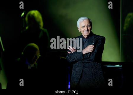 Berlin, Deutschland. 22. Mai 2014. Charles Aznavour singt während des Konzertes zu seinem 90. Geburtstag feiern in Berlin, Deutschland, 22. Mai 2014 statt. Die Französisch-armenische Sängerin hat komponierte mehr als 700 Chansons während seiner mehr als 70-jährigen Karriere und arbeitete auf mehr als 70 Filme. Foto: Bernd von Jutrczenka/Dpa/Alamy Live News Stockfoto