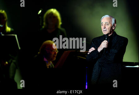 Berlin, Deutschland. 22. Mai 2014. Charles Aznavour singt während des Konzertes zu seinem 90. Geburtstag feiern in Berlin, Deutschland, 22. Mai 2014 statt. Die Französisch-armenische Sängerin hat komponierte mehr als 700 Chansons während seiner mehr als 70-jährigen Karriere und arbeitete auf mehr als 70 Filme. Foto: Bernd von Jutrczenka/Dpa/Alamy Live News Stockfoto