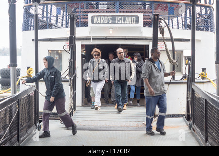 Menschen aus der Toronto in Toronto in der Jack Layton Fährhafen aus Wards Island Ferry aussteigen Stockfoto