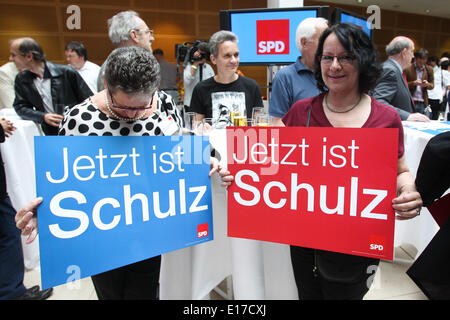 Berlin, Deutschland. 25. Mai 2014. Unterstützer des amtierenden Präsidenten des Europäischen Parlaments (EP) und der Sozialdemokratischen Partei (SPE), Martin Schulz, Kandidat für die Wahlen zum Europäischen Parlament, halten Plakate lesen, "Jetzt ist Schulz" bei der deutsche Sozialdemokrat (SPD) am Hauptsitz in Berlin, Deutschland, am 25. Mai 2014. Martin Schulz, Spitzenkandidat der Sozialdemokratischen Partei Europas, haben Vertrauen in seine Kandidatur für das Amt des Präsidenten der Europäischen Kommission (EC), nach der deutschen Wahl zum EP am Sonntag endete. Bildnachweis: Xinhua/Alamy Live-Nachrichten Stockfoto