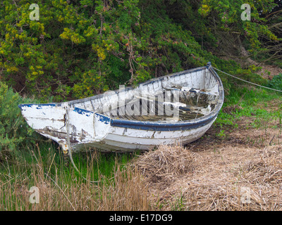 Eine verfallene alte hölzerne Fischerboot liegen grobe Gras am Brancaster Norfolk UK Stockfoto