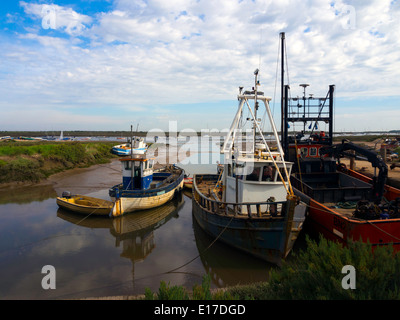 Zwei Fischerboote im Hafen von Brancaster North Norfolk Stockfoto