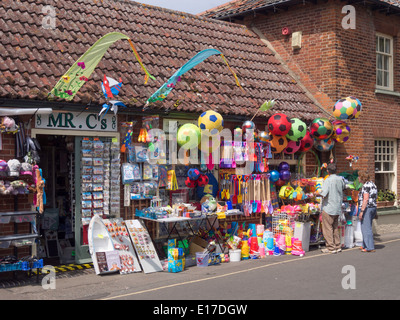 Ein Geschäft mit bunten Meer Strandspielzeug in Wells als nächstes Meer Norfolk England Stockfoto