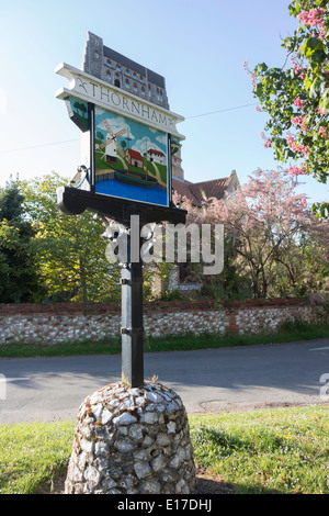Eine gemalten Zeichen für das Dorf Dornweiler Norfolk UK, zeigt eine der lokalen Hafen und die Windmühle im Frühling mit Baum Blüte Stockfoto