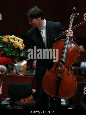 Frankfurt. 25. Mai 2014. Deutscher Cellist Daniel Müller-Schott reagiert auf den Applaus im Konzert in der Zusammenarbeit mit Budapest Festivalorchester in der alten Oper in Frankfurt, Deutschland am 25. Mai 2014. © Luo Huanhuan/Xinhua/Alamy Live-Nachrichten Stockfoto