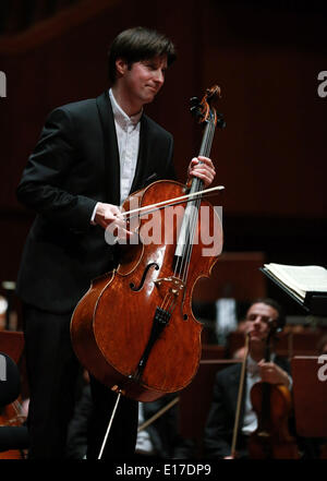 Frankfurt. 25. Mai 2014. Deutscher Cellist Daniel Müller-Schott reagiert auf den Applaus im Konzert in der Zusammenarbeit mit Budapest Festivalorchester in der alten Oper in Frankfurt, Deutschland am 25. Mai 2014. © Luo Huanhuan/Xinhua/Alamy Live-Nachrichten Stockfoto