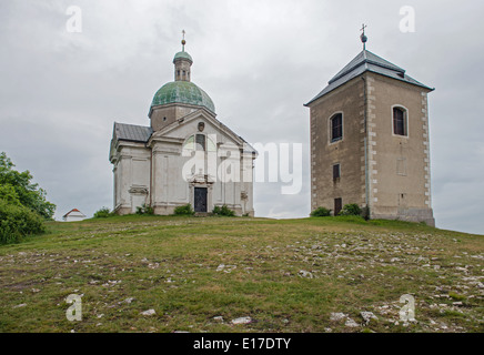 Kirche auf dem Hügel Svaty Kopecek über Mikulov Stadt in der Nähe der österreichischen Grenze Stockfoto