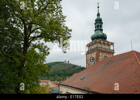 Das Dach und Turm von St. Wenceslas in Mikulov, Tschechien Stockfoto