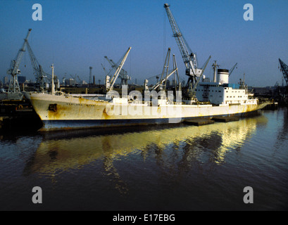 AJAXNETPHOTO - 30. MAI 1982. PORTSMOUTH, ENGLAND - ABFAHRT FALKLANDINSELN. DAS FRACHTSCHIFF AVELONA STAR, DAS VOM MOD ANGEFORDERT WURDE, LÄDT FRACHT AUF DER MARINEBASIS PORTSMOUTH. FOTO: JONATHAN EASTLAND/AJAX REF:909592 Stockfoto