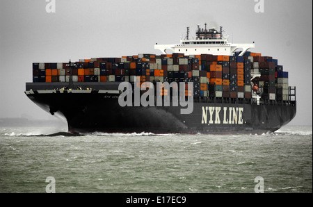 SOLENT, ENGLAND. -CONTAINERSCHIFF NYK VENUS NACH INNEN GEBUNDEN NACH SOUTHAMPTON. Foto: Jonathan Eastland/Ajax Stockfoto