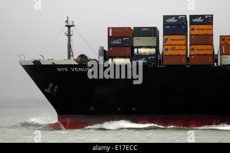 SOLENT, ENGLAND. -CONTAINERSCHIFF NYK VENUS NACH INNEN GEBUNDEN NACH SOUTHAMPTON. Foto: Jonathan Eastland/Ajax Stockfoto