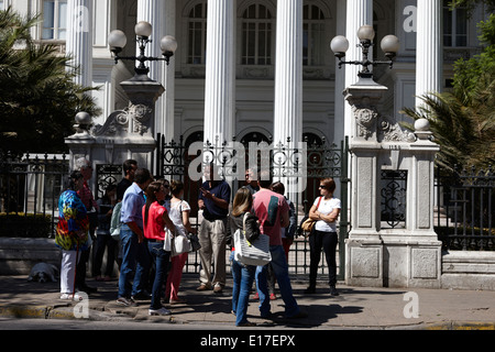 Führung Gruppe außerhalb der ehemaligen national Congress Gebäude Santiago Chile Stockfoto