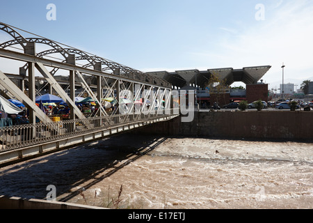 Los Carros Fußgänger Fußgängerbrücke über den Fluss Mapocho Santiago Chile Stockfoto