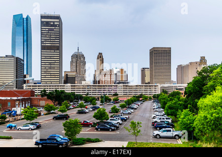 Skyline der Innenstadt Oklahoma City, Oklahoma, zeigt der blaue Devon-Turm auf der linken Seite. USA Stockfoto