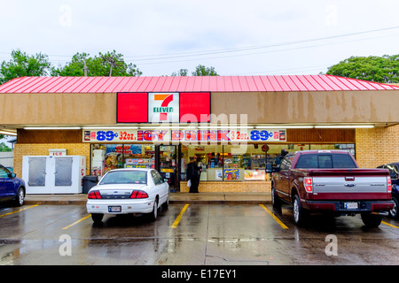 Eine ältere 7-Eleven Convenience Store außen mit Kunden in Oklahoma City, Oklahoma, USA Stockfoto