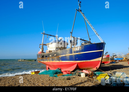 Hastings Fischerboot hochgezogen auf die Stade Fischerstrand, East Sussex, England, GB Stockfoto