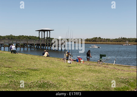 Menschen, die Angeln am Fort Island State Park Crystal River, Florida USA Stockfoto