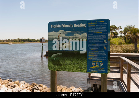 Fort Island Trail im Citrus County Florida an der Golfküste. Wasserstraße Warnzeichen. Stockfoto