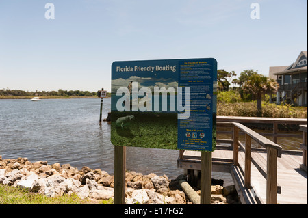 Fort Island Trail im Citrus County Florida an der Golfküste. Wasserstraße Warnzeichen. Stockfoto