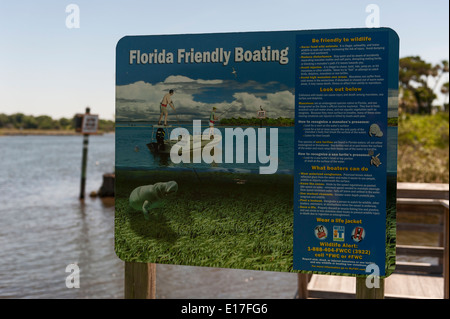 Fort Island Trail im Citrus County Florida an der Golfküste. Wasserstraße Warnzeichen. Stockfoto